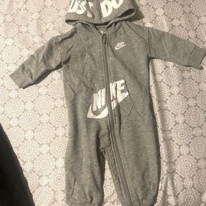 Nike Size 6M Just Do It Hooded Footie in Grey